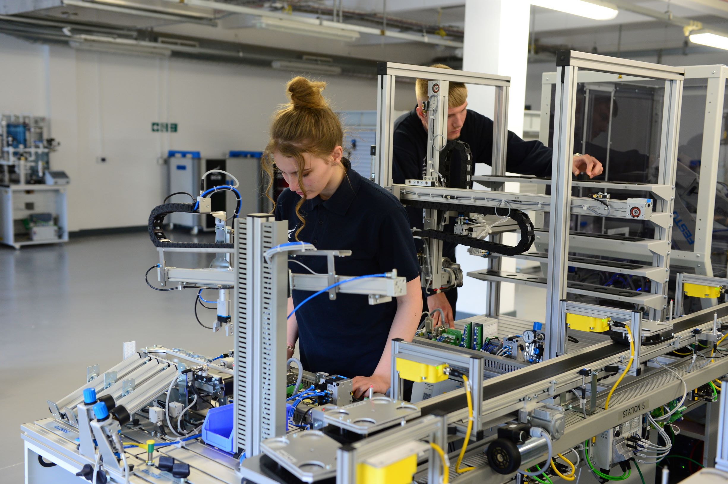 Girl student using the mechatronics laboratory