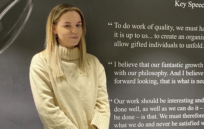 Former Derby College student Alice Lamb stood against a wall.